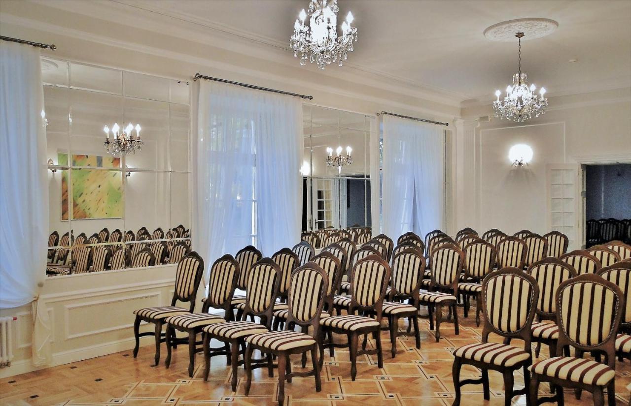 Palac Kobylin Exteriér fotografie