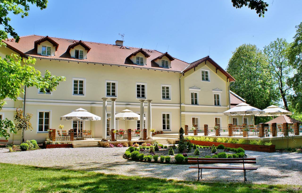 Palac Kobylin Exteriér fotografie
